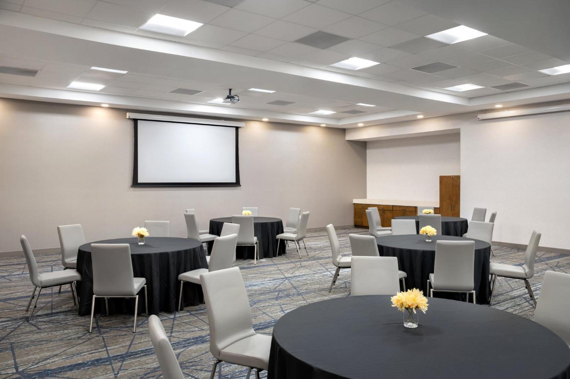 Holiday Inn Express Richmond By Ihg Екстериор снимка