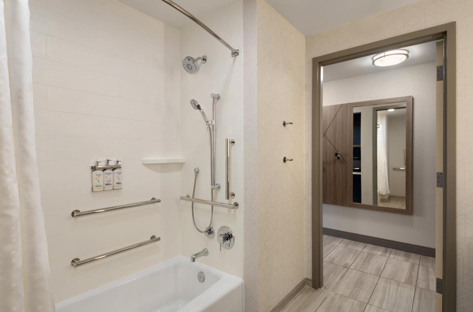 Holiday Inn Express Richmond By Ihg Екстериор снимка