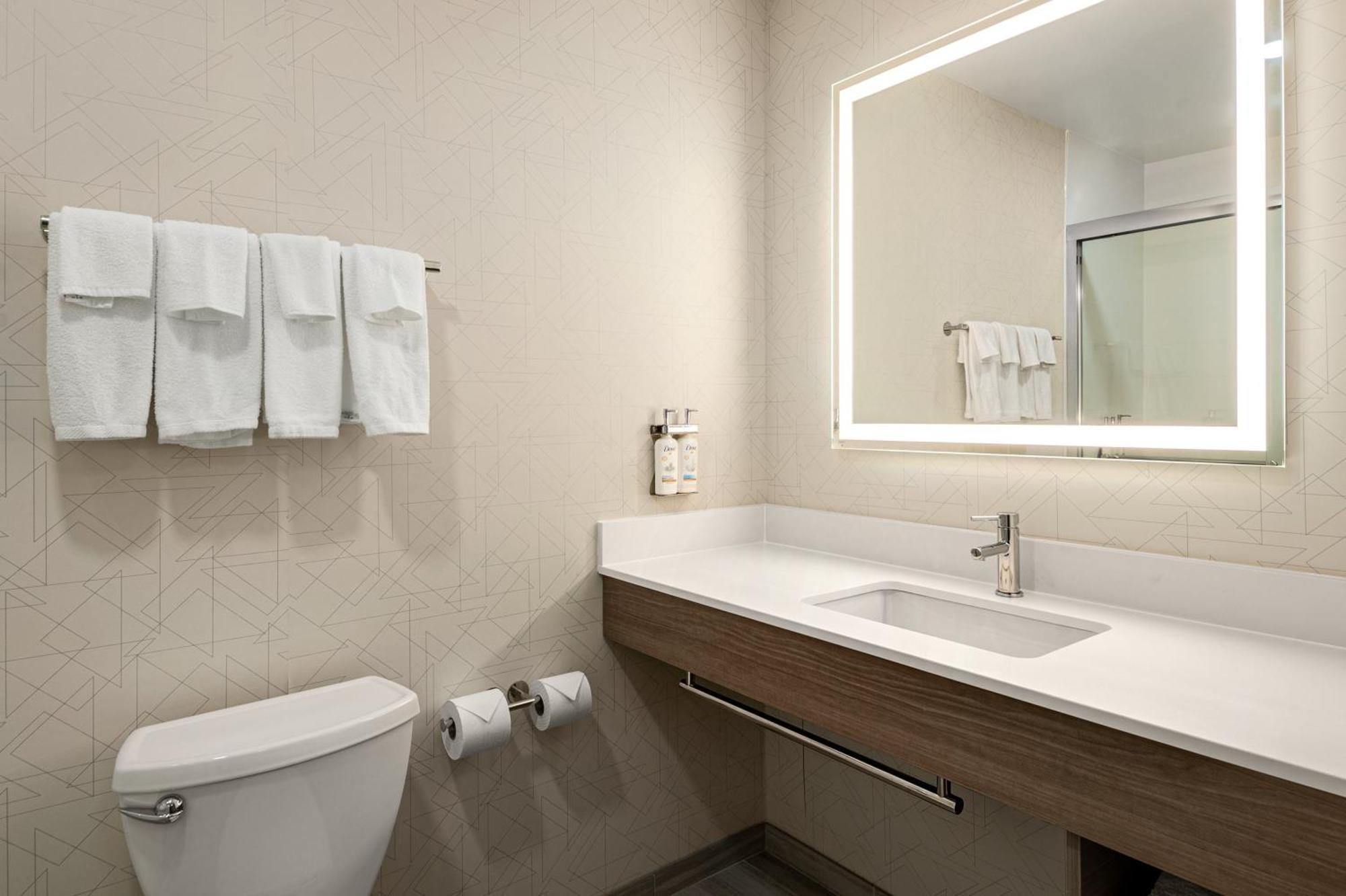 Holiday Inn Express Richmond By Ihg Екстериор снимка