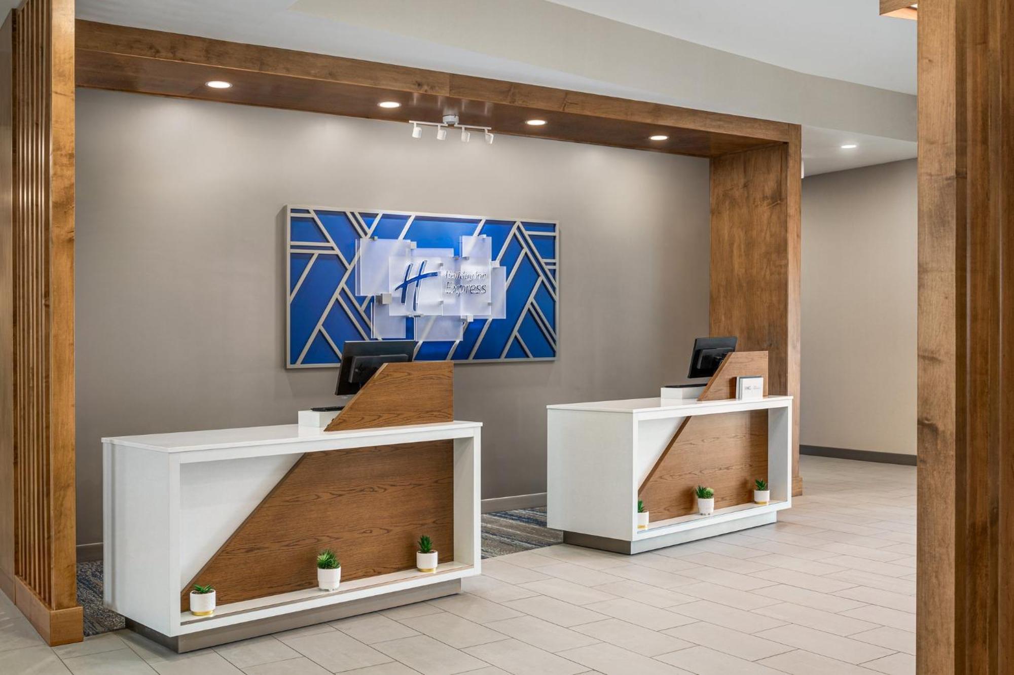 Holiday Inn Express Richmond By Ihg Екстериор снимка